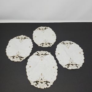 Vintage embroidered white 4 pc dollies 6.25"x5" UC